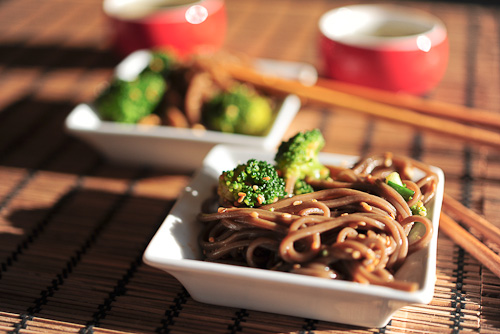 makaron soba z brokułem