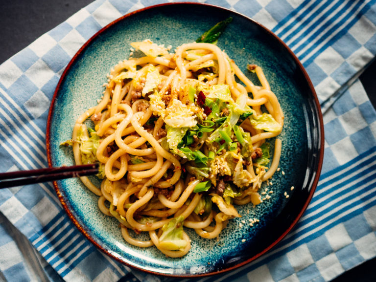 makaron udon z kapusta i wieprzowina